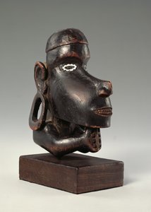 Figures de proue de canoë (nguzu nguzu) des îles Salomon